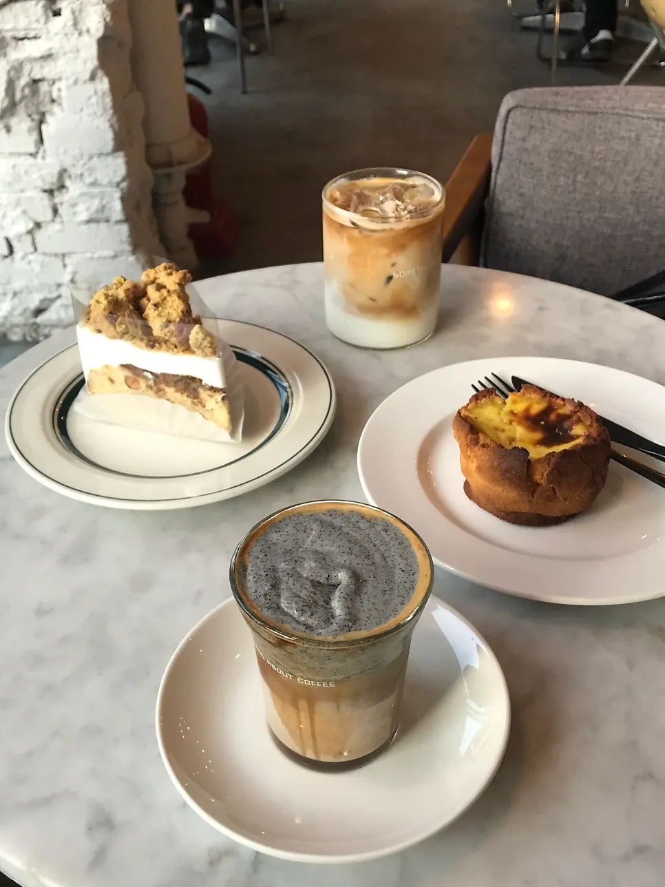 Plate with the egg cookie tart