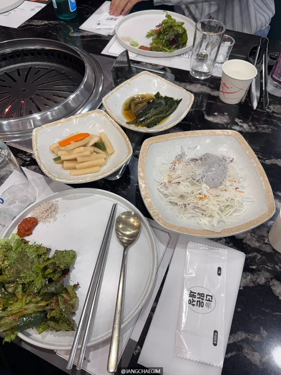 Pickled vegetables and seasoned lettuce side dishes
