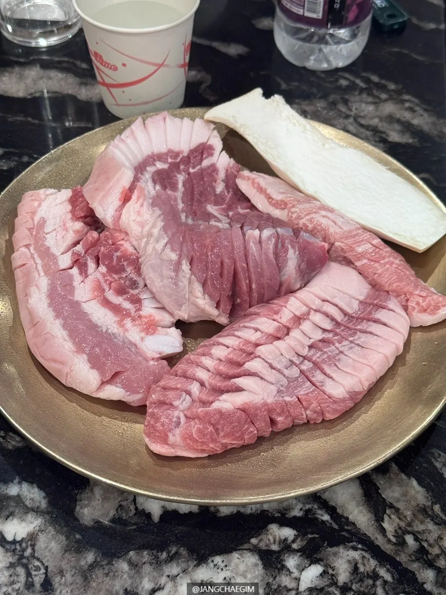 A plate of scored Jeju black pork geungogi, 600g