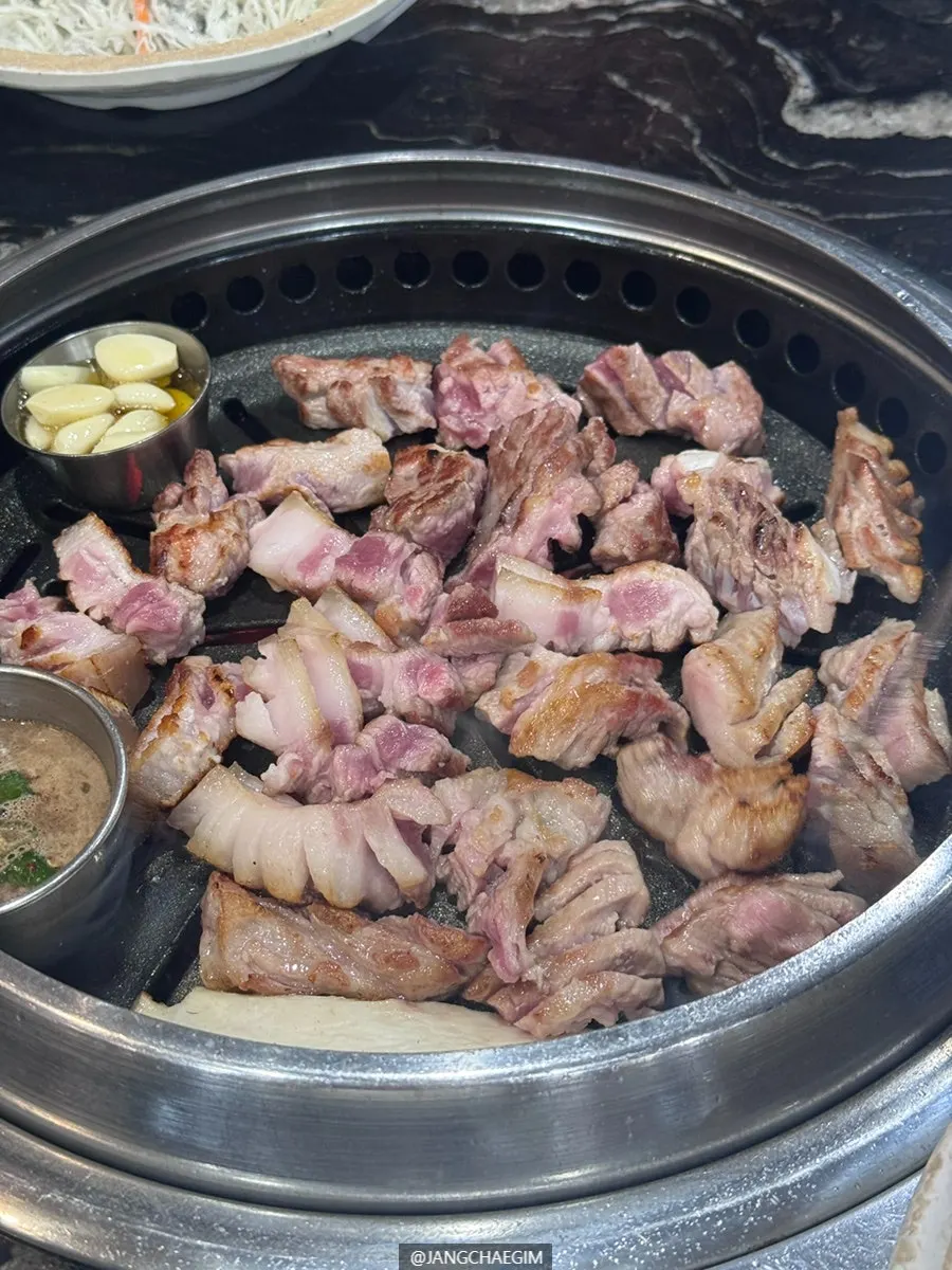 Staff grilling the geungogi