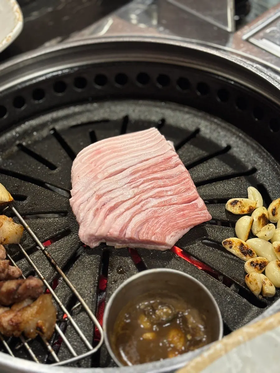 Buchu-sulbap served together with meat on the table