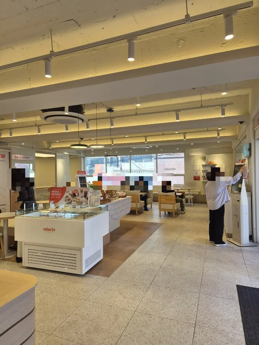 Spacious, comfortable interior of Selecto Coffee Sinnonhyeon