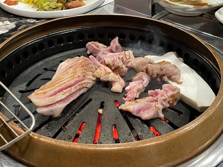 Charcoal-grilled gabrisal with a smoky aroma