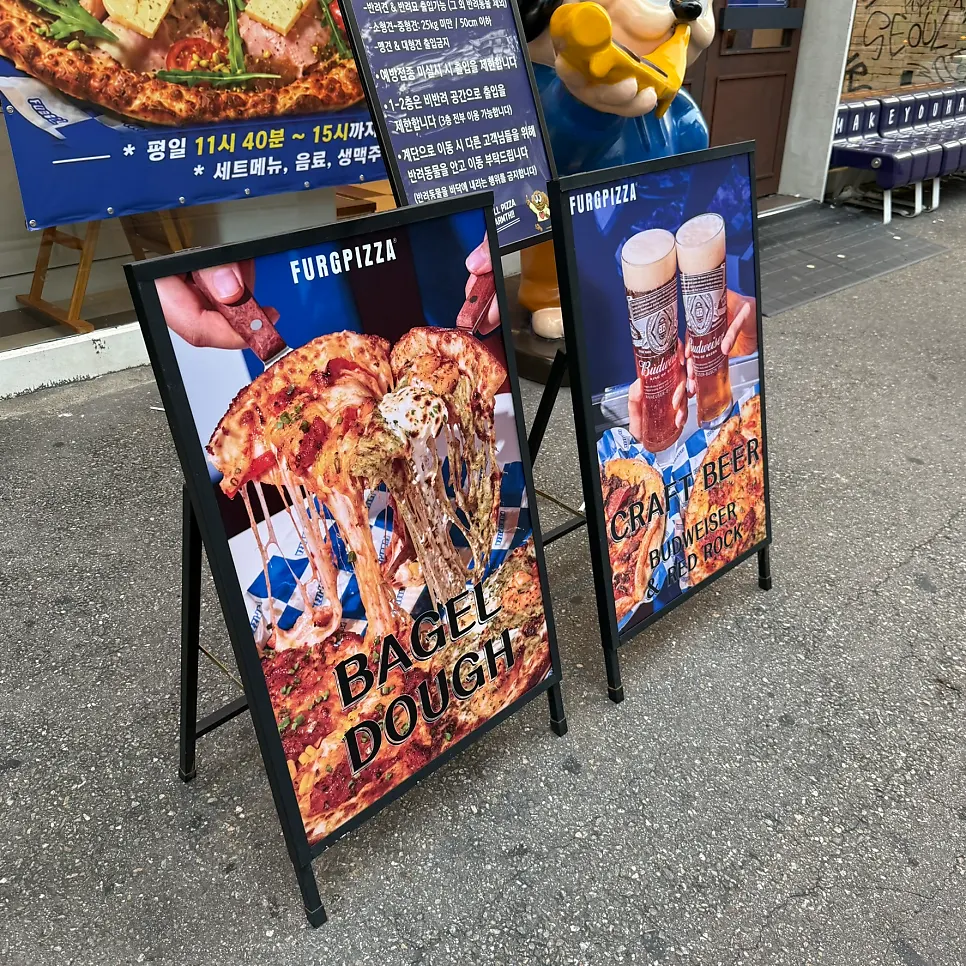 Entrance of Pug Pizza House Sillim Branch near Sillim Station