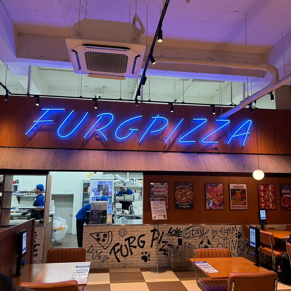 Tables and seating at Pug Pizza House Sillim Branch
