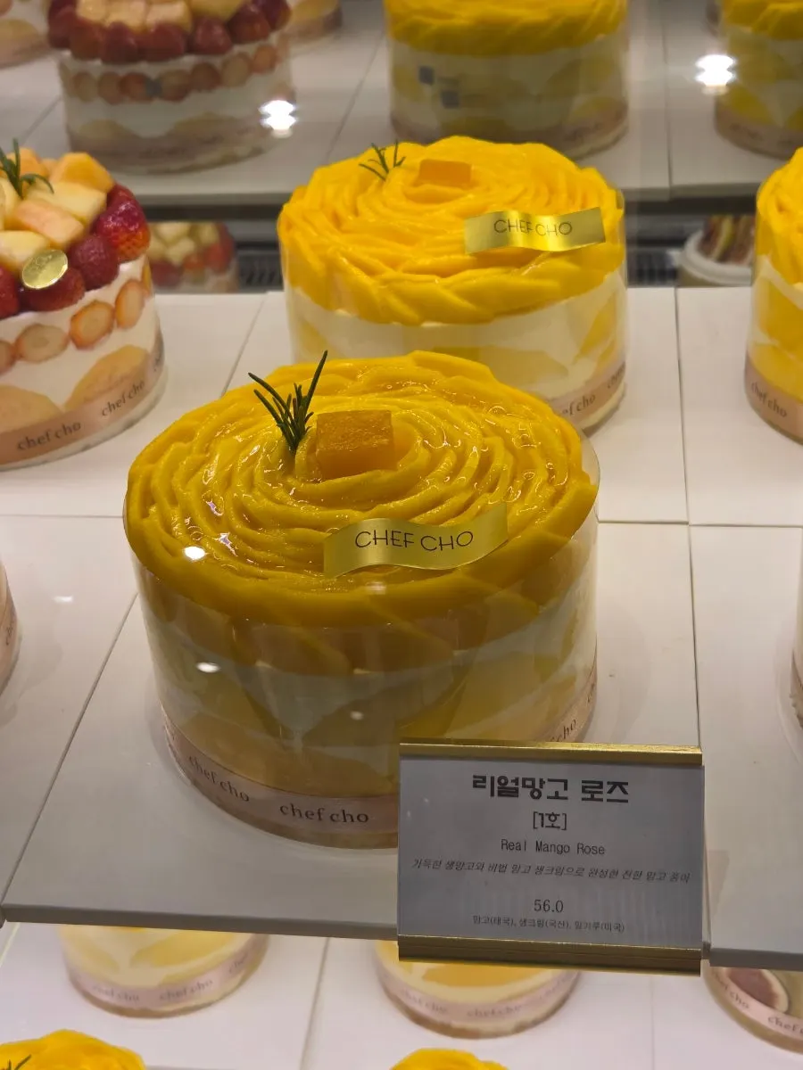 망고를 장미꽃 모양으로 올린 리얼망고로즈 케이크