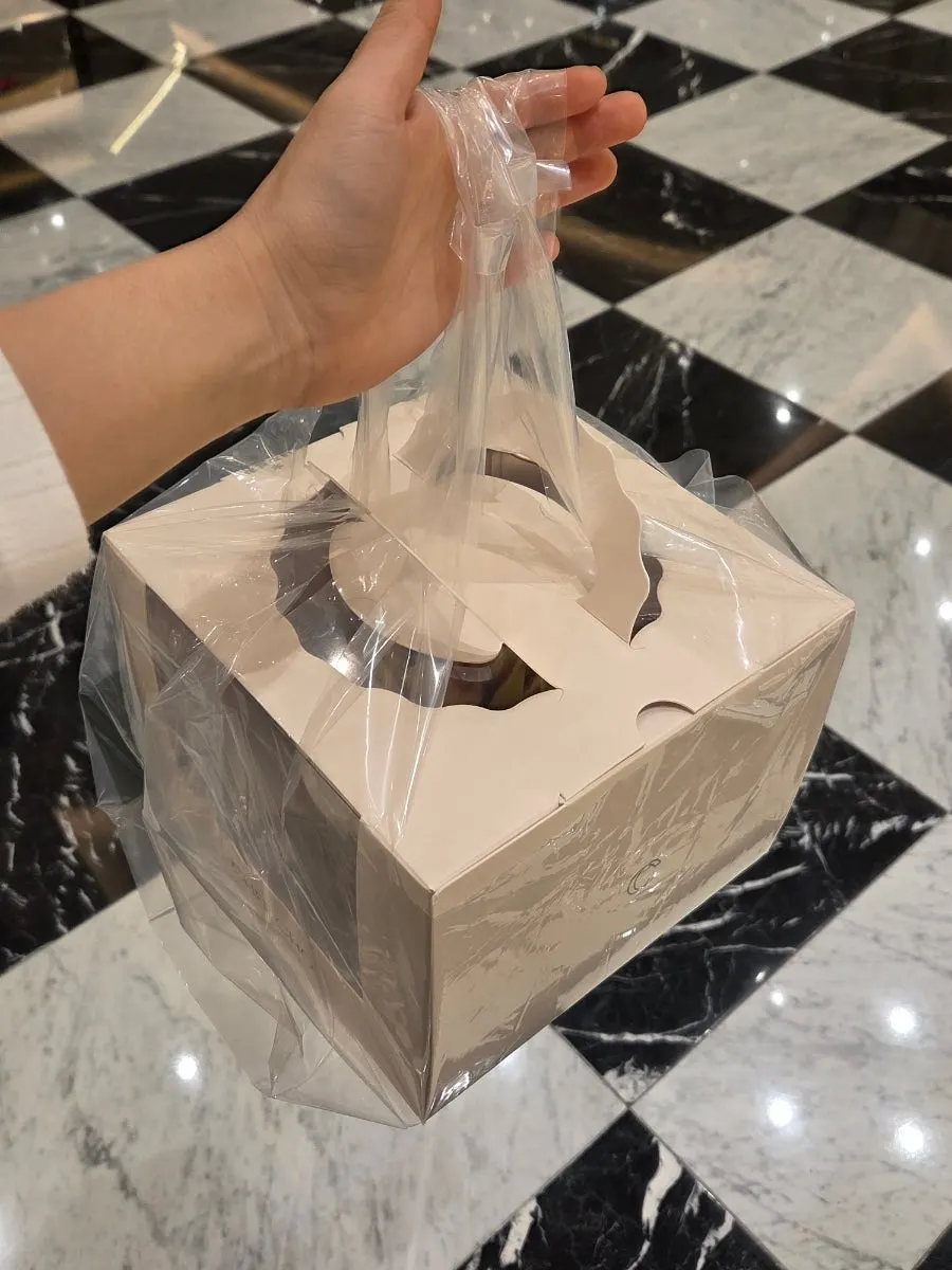 구매한 무화과 피스타치오 케이크 근접 사진