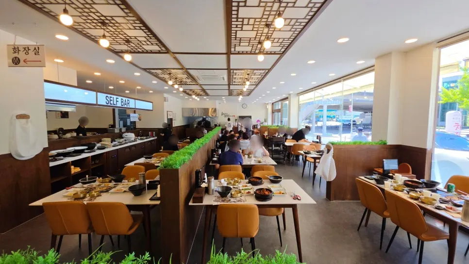 新規オープン店のすっきりした店内インテリア