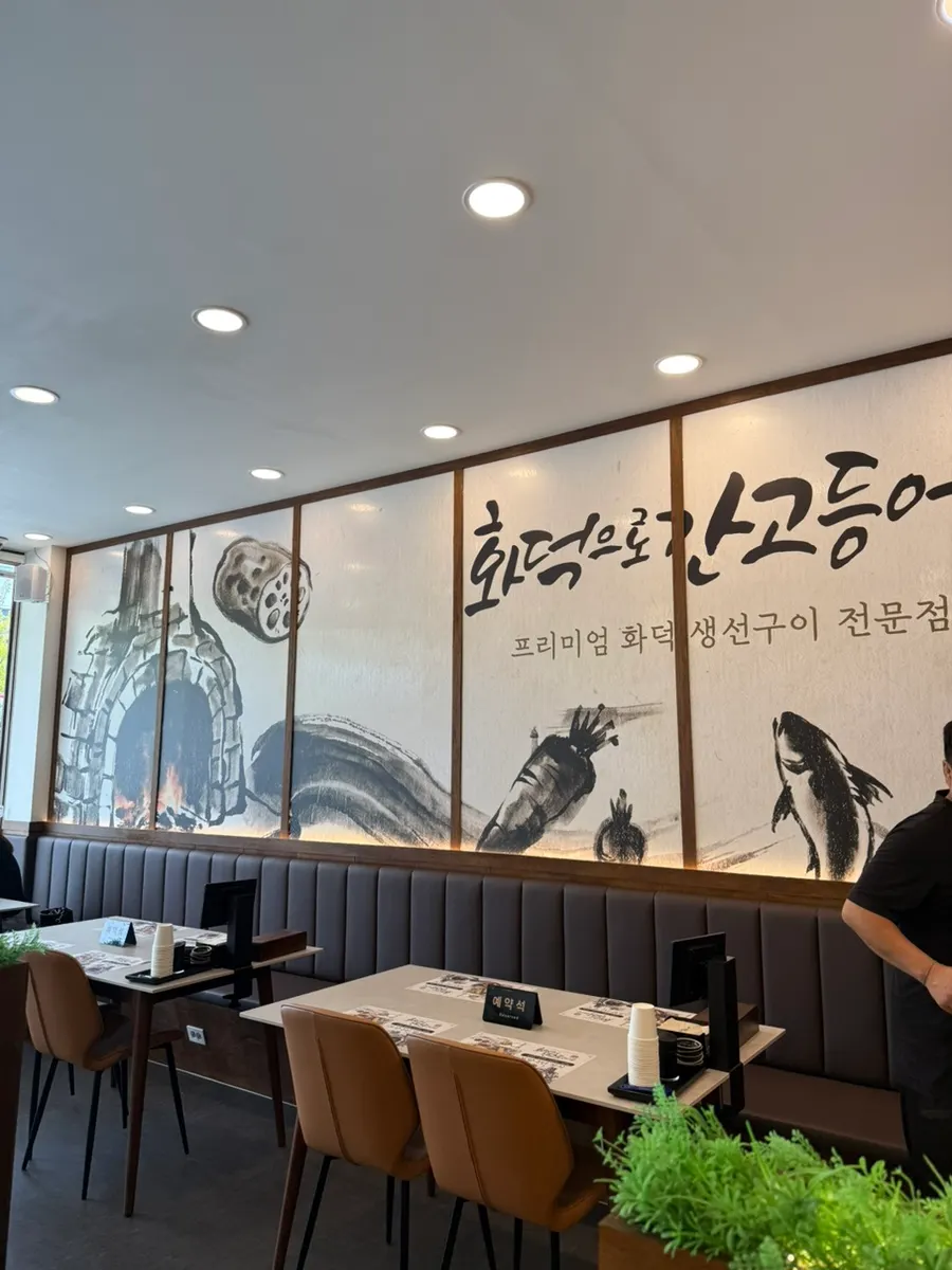 가족 식사하기 좋은 매장 내부 모습