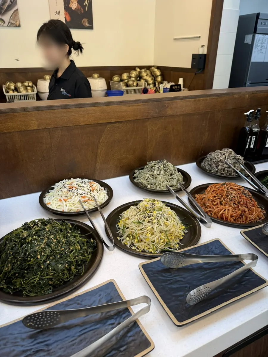 셀프바에 준비된 여러 가지 반찬