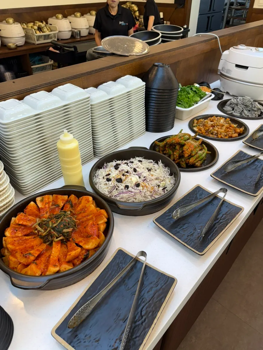 비빔밥용 나물이 담긴 셀프바 용기