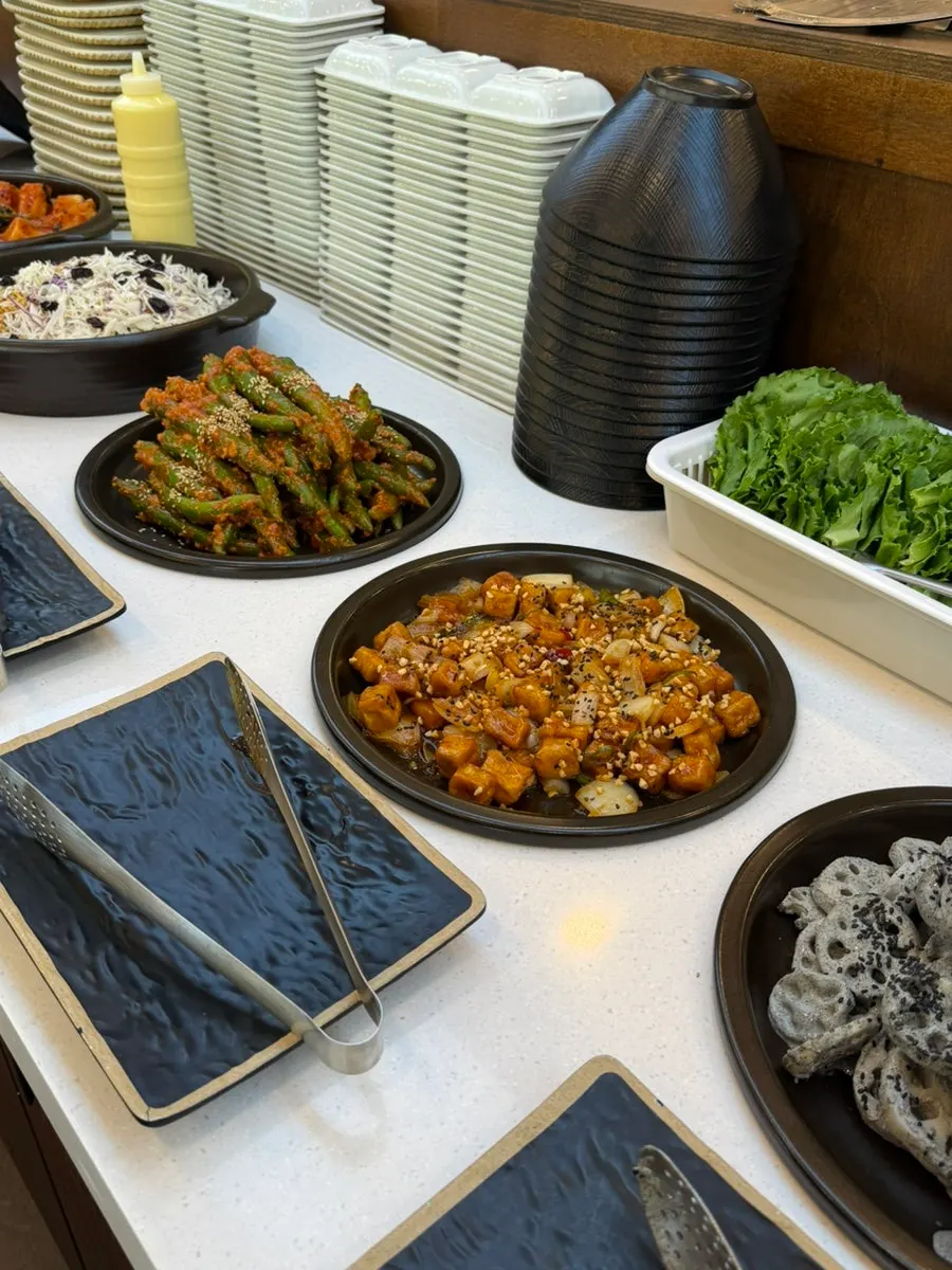 셀프바 반찬 코너 전경