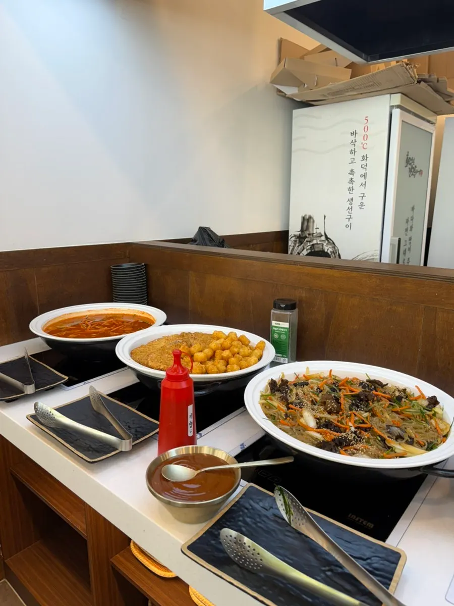 셀프바에 놓인 돈까스와 떡볶이