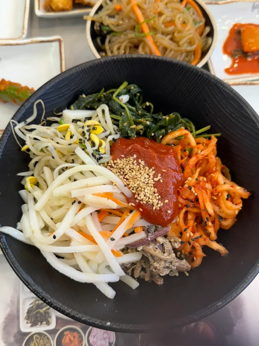셀프바에서 가져온 비빔밥 재료와 잡채