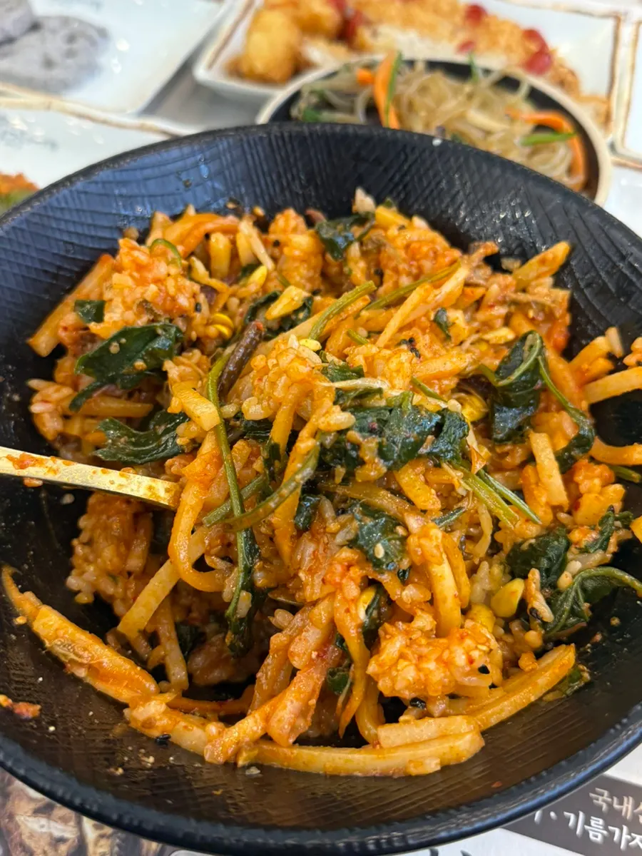 접시에 담은 돈까스와 나물 반찬