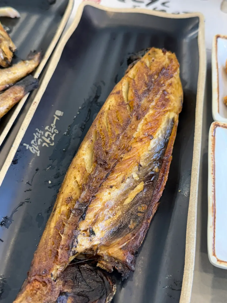 화덕에 노릇하게 구워진 고등어구이
