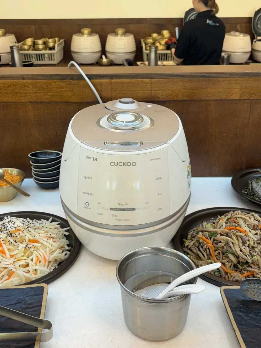 비빔밥용 나물이 준비된 코너