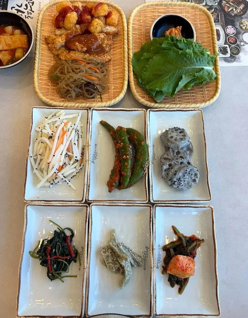 셀프바에서 담아온 연근과 감자채볶음 접시