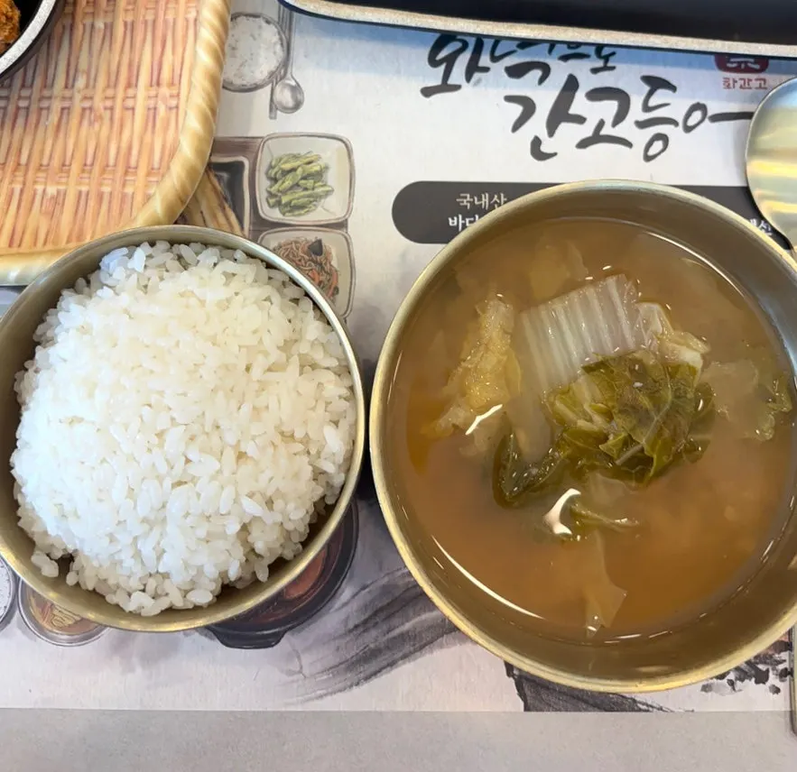 흰쌀밥과 배추 된장국, 반찬을 곁들인 한 상