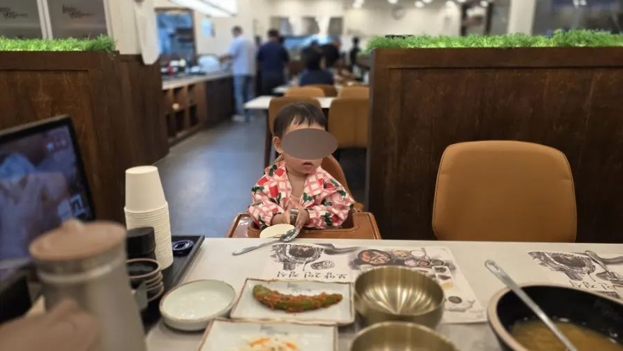 생선을 굽는 커다란 화덕이 있는 매장 공간