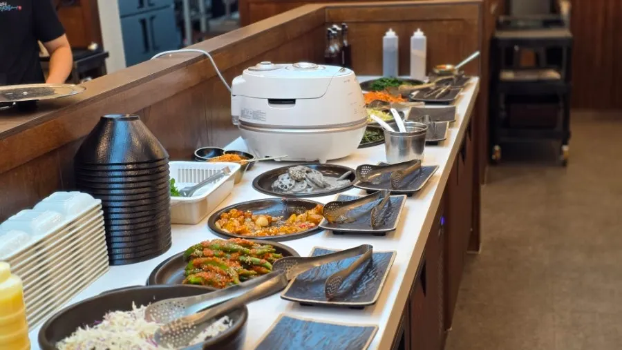 한식 반찬이 놓인 셀프바 전경