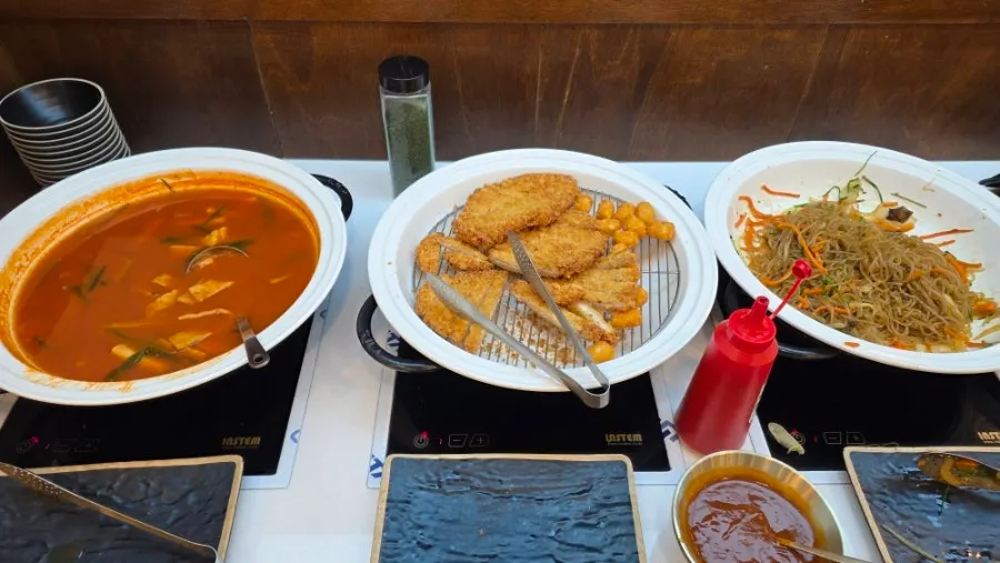 셀프바에서 가져온 나물 반찬과 밥