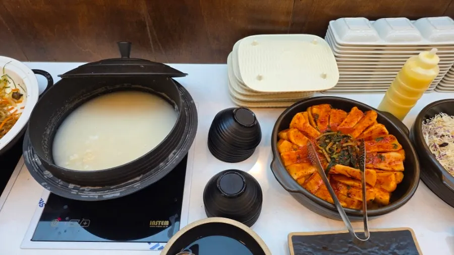 테이블에 차려진 셀프바 반찬들