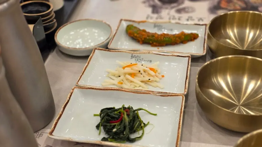 셀프바 반찬을 담은 접시 클로즈업