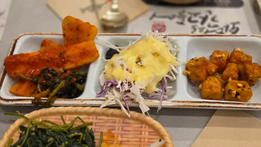 밥과 반찬으로 채운 식사 준비 모습