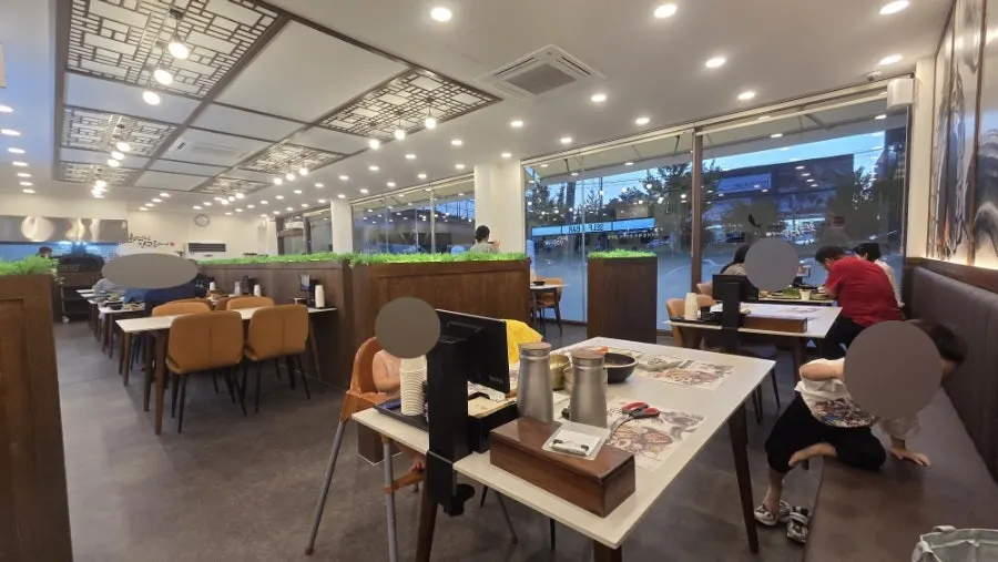 아이와 함께한 저녁 식사 테이블