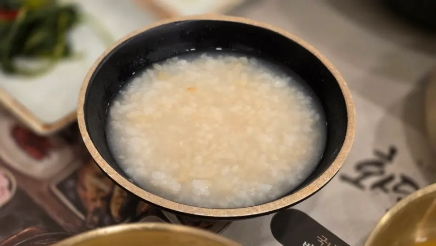 식사 마무리로 가져온 숭늉