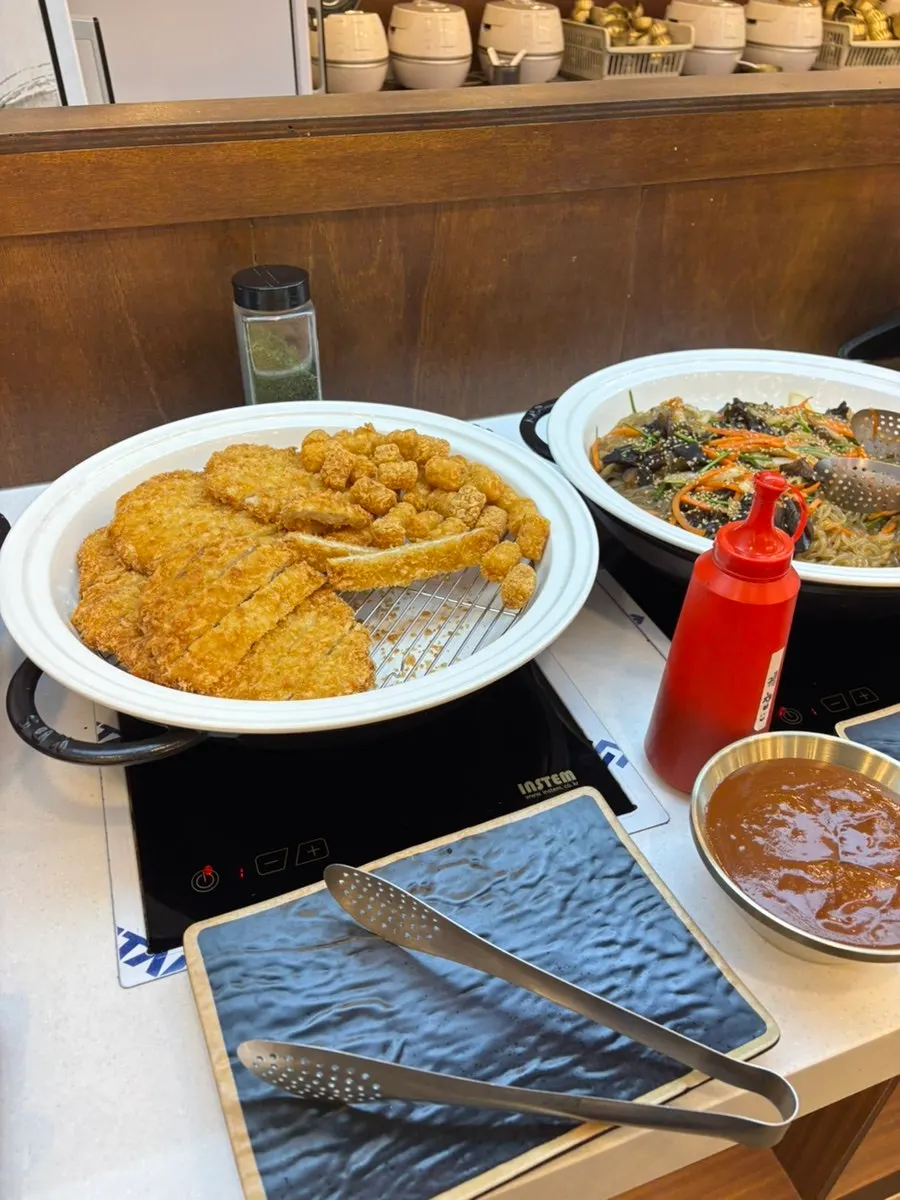 Self-bar where you can help yourself to side dishes