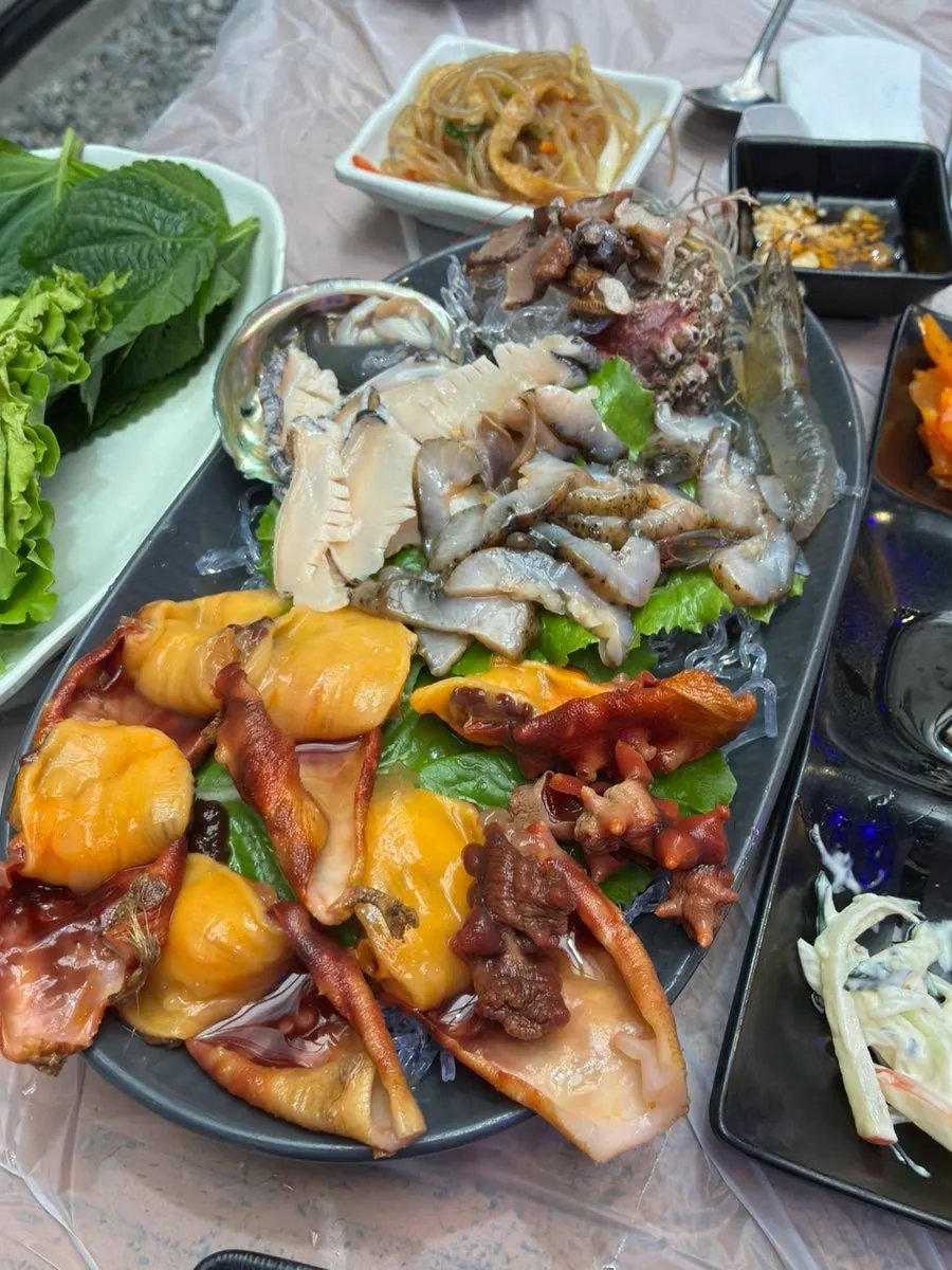 신통영 경성대점 매장 안쪽 실내 야장 좌석