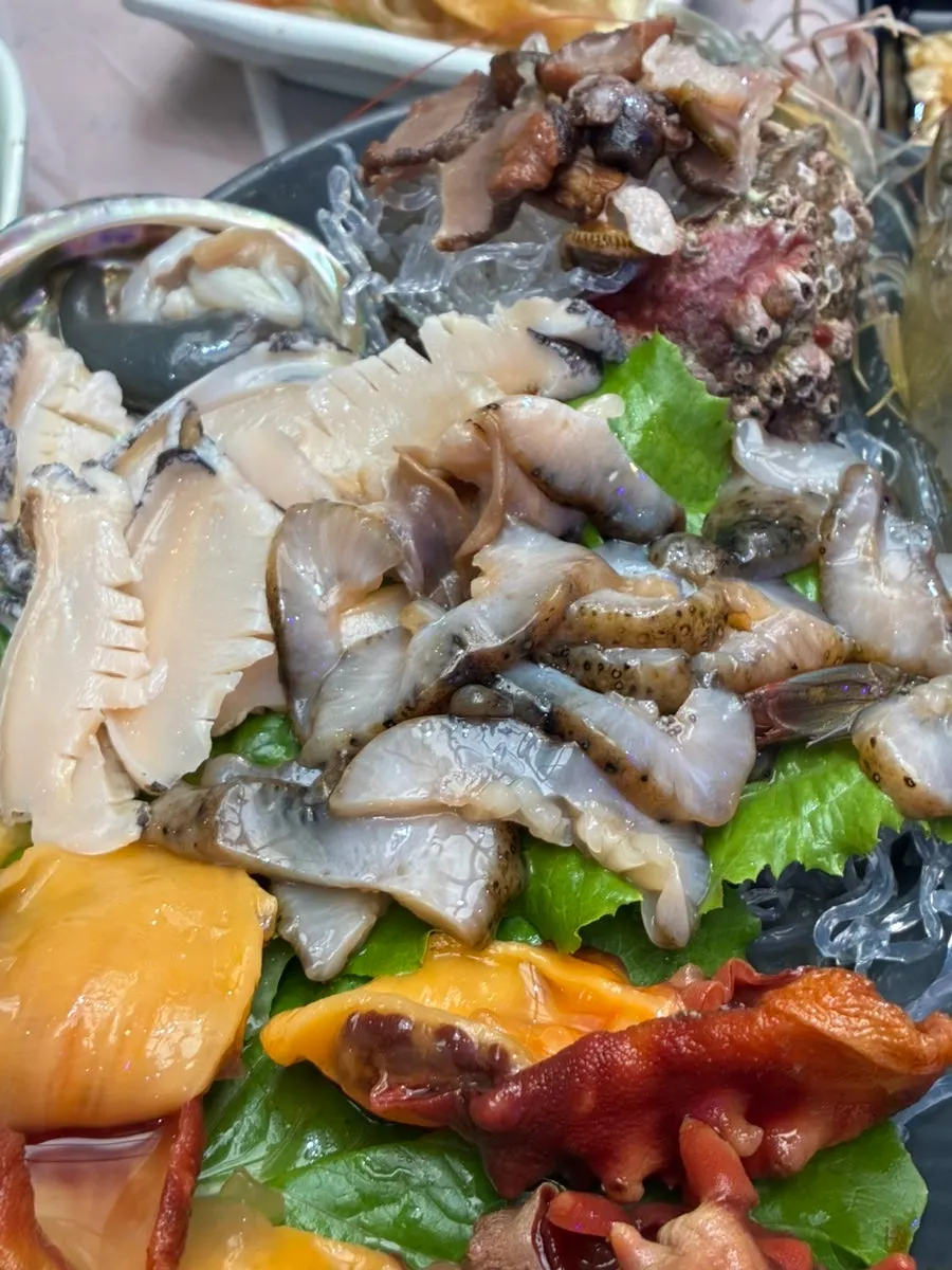 두툼하게 썰린 모듬회 접시