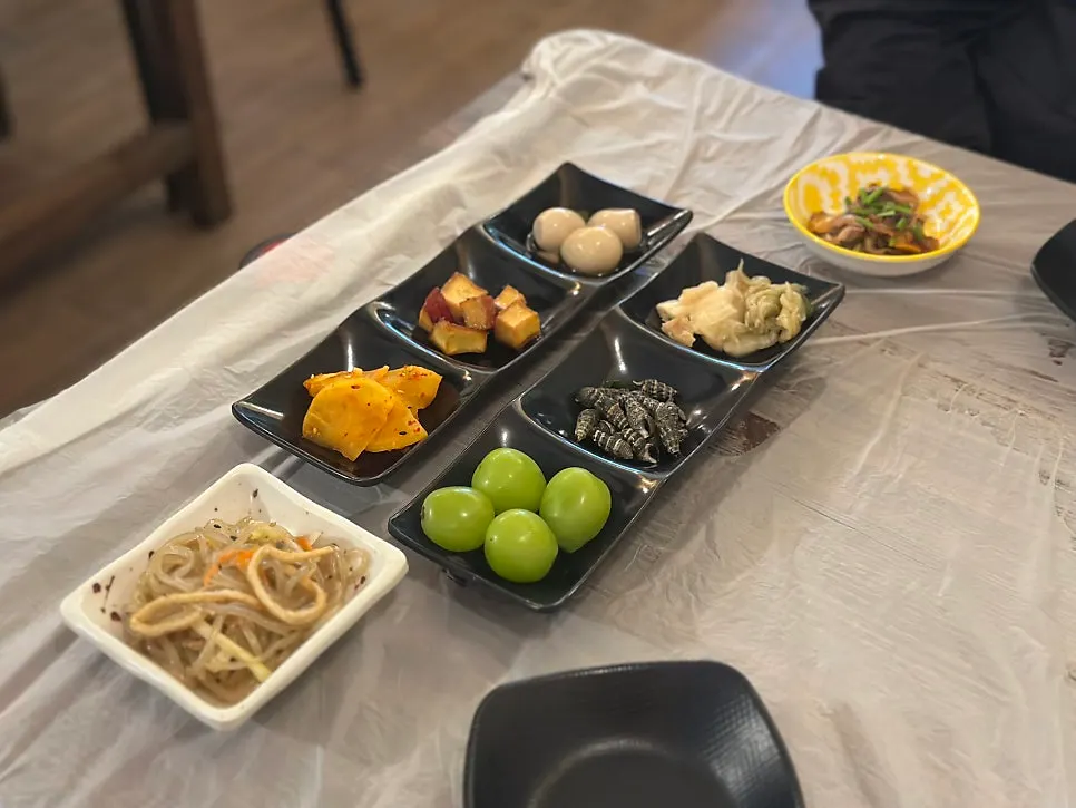 테이블을 채운 기본 스끼다시 한상