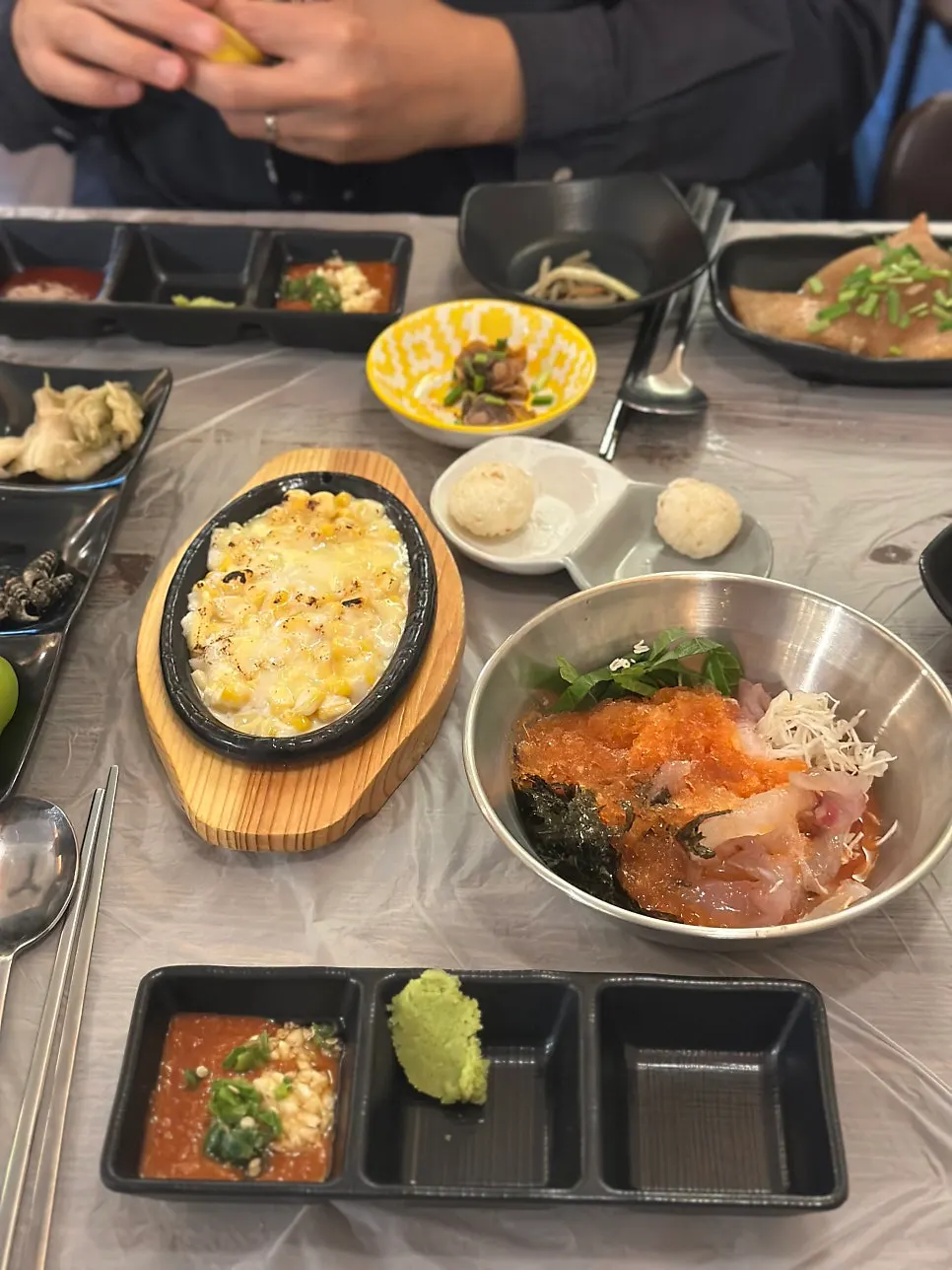 바삭하게 부쳐낸 부추전 접시