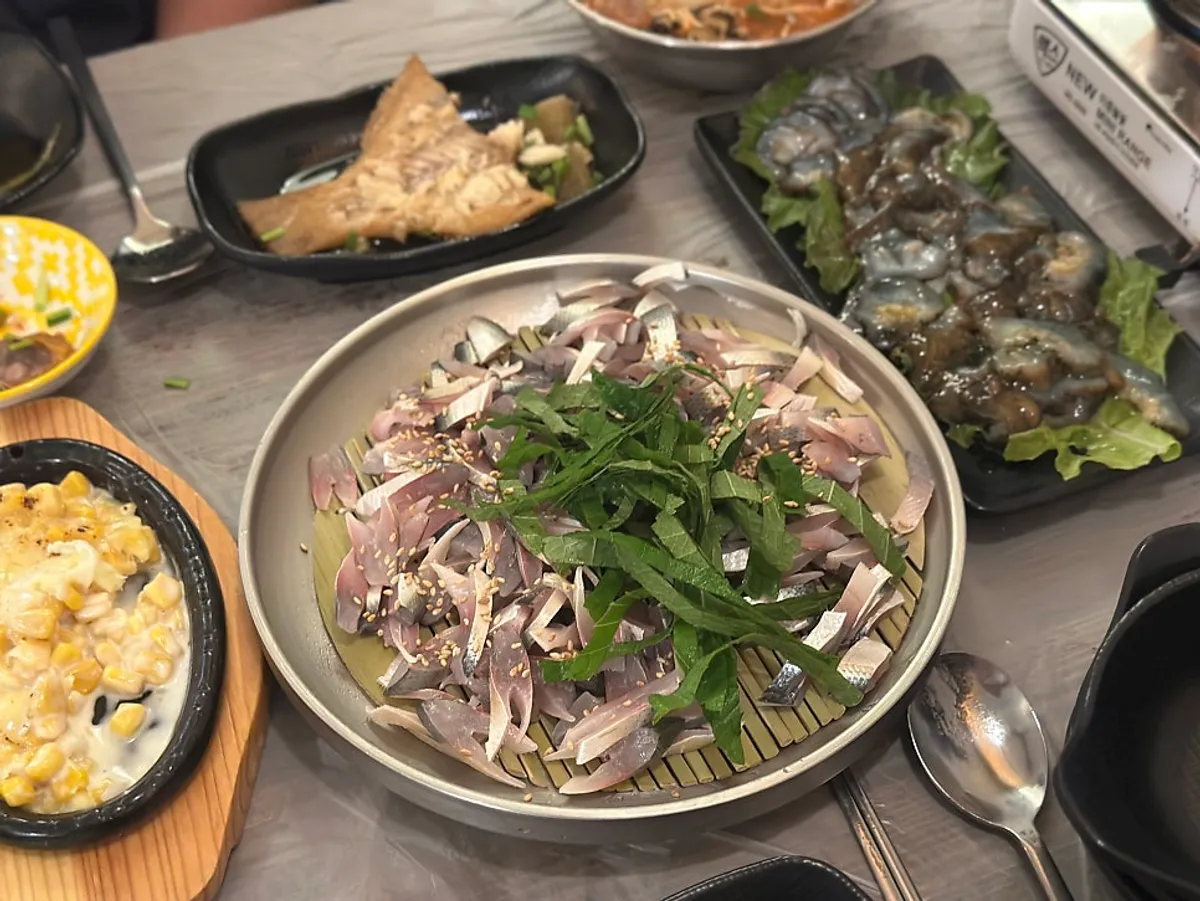 깻잎 얹은 전어회 소자 한 접시