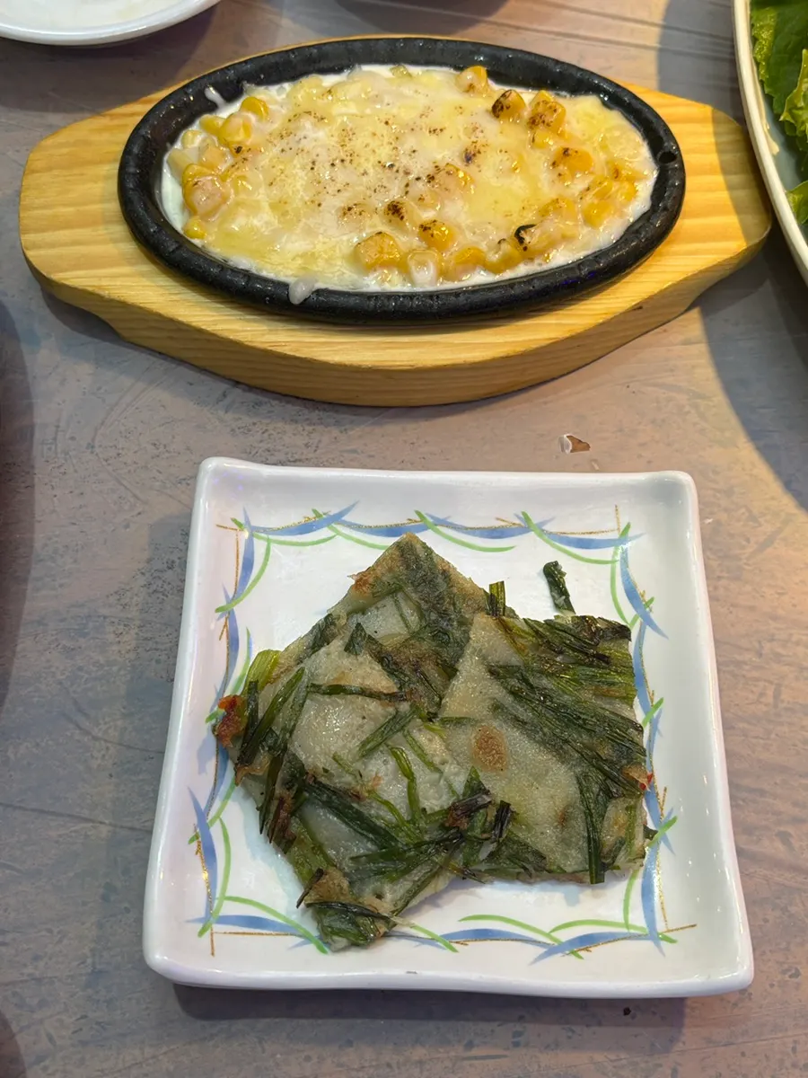 신통영 경성대점 메뉴 고민하며 담은 사진