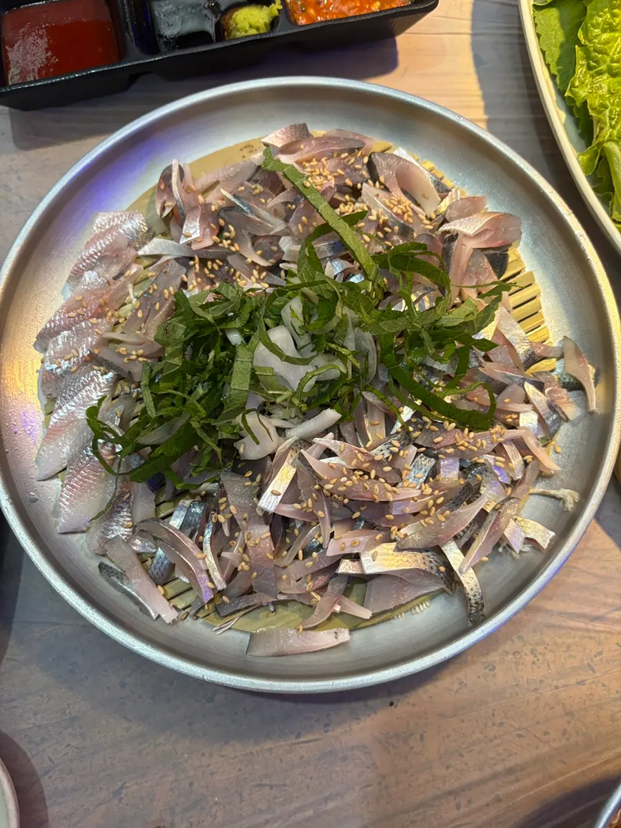 적당한 두께로 썰린 회