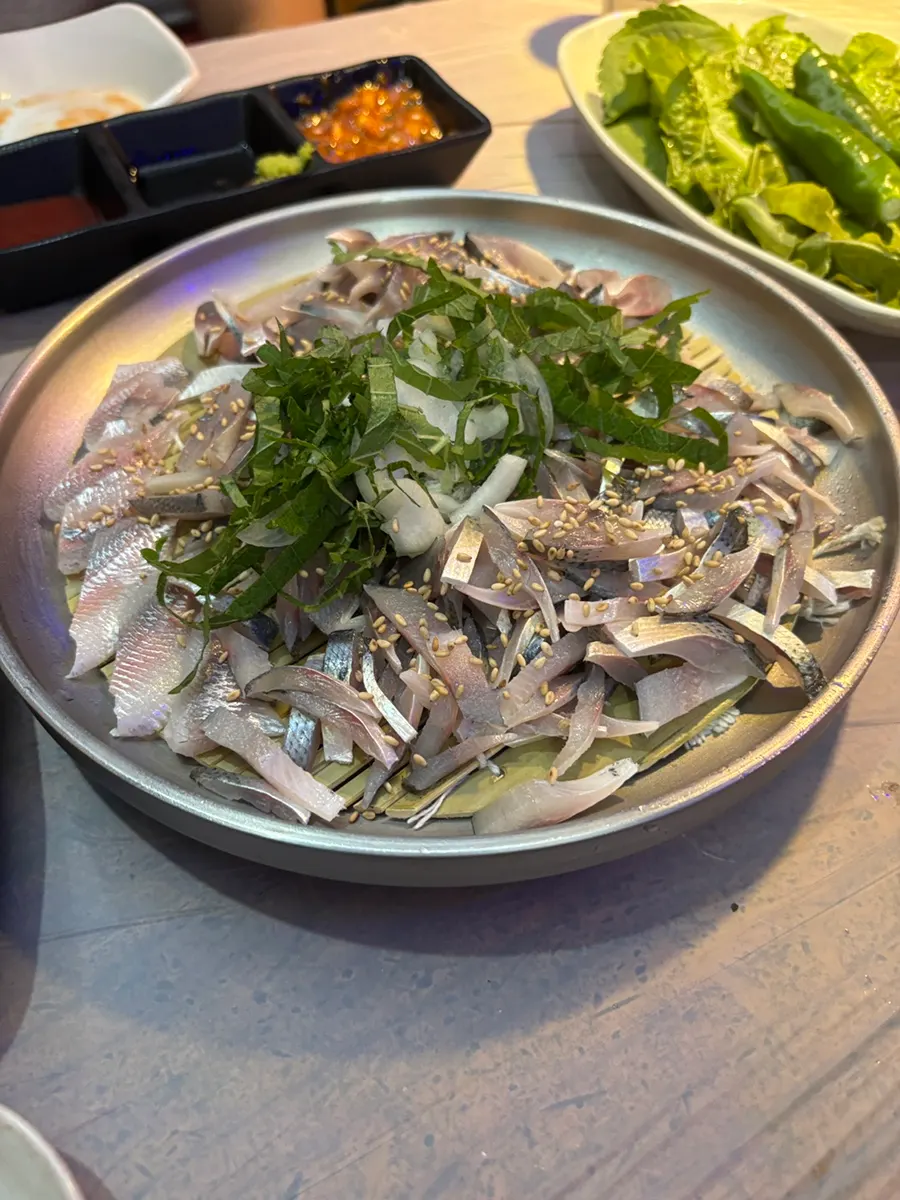 초장과 간장에 찍어 먹는 회