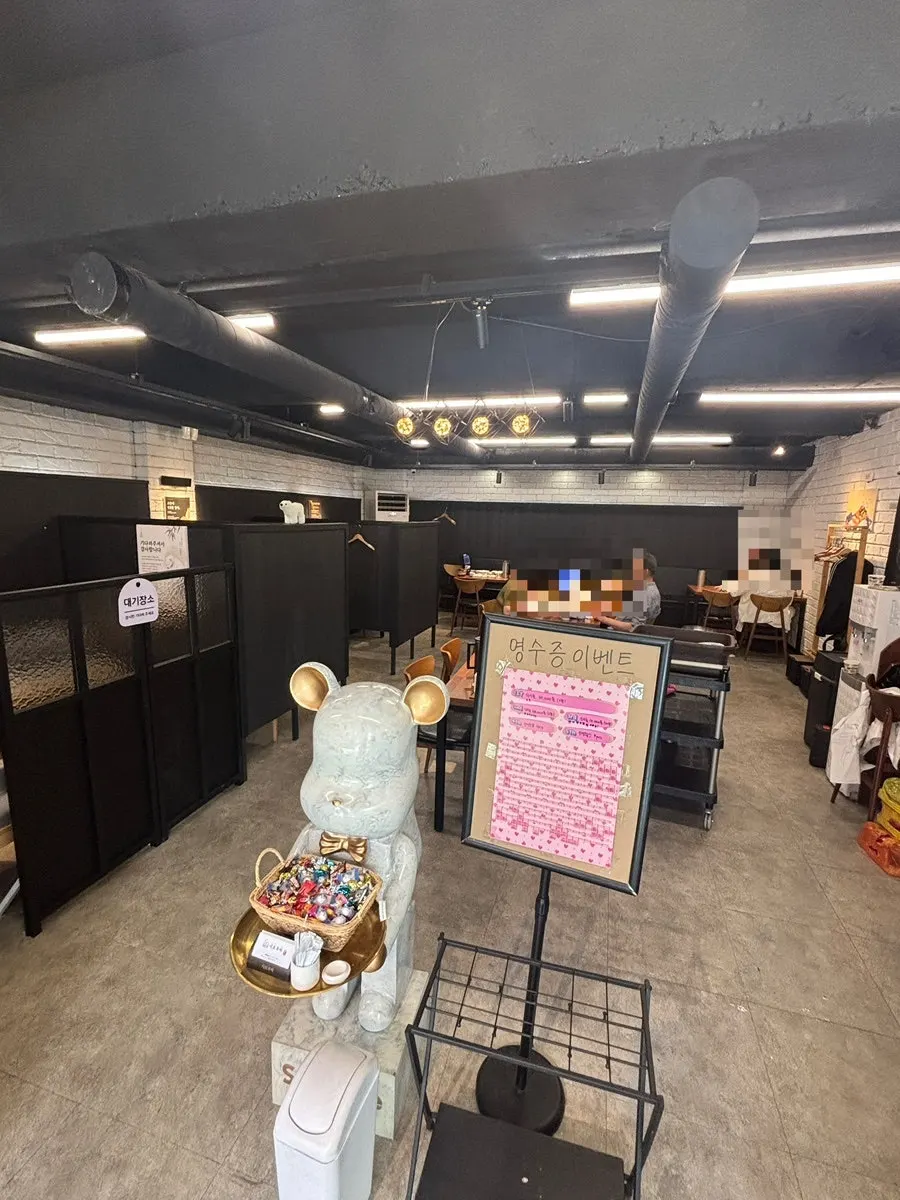 Table seating inside Shirokuma