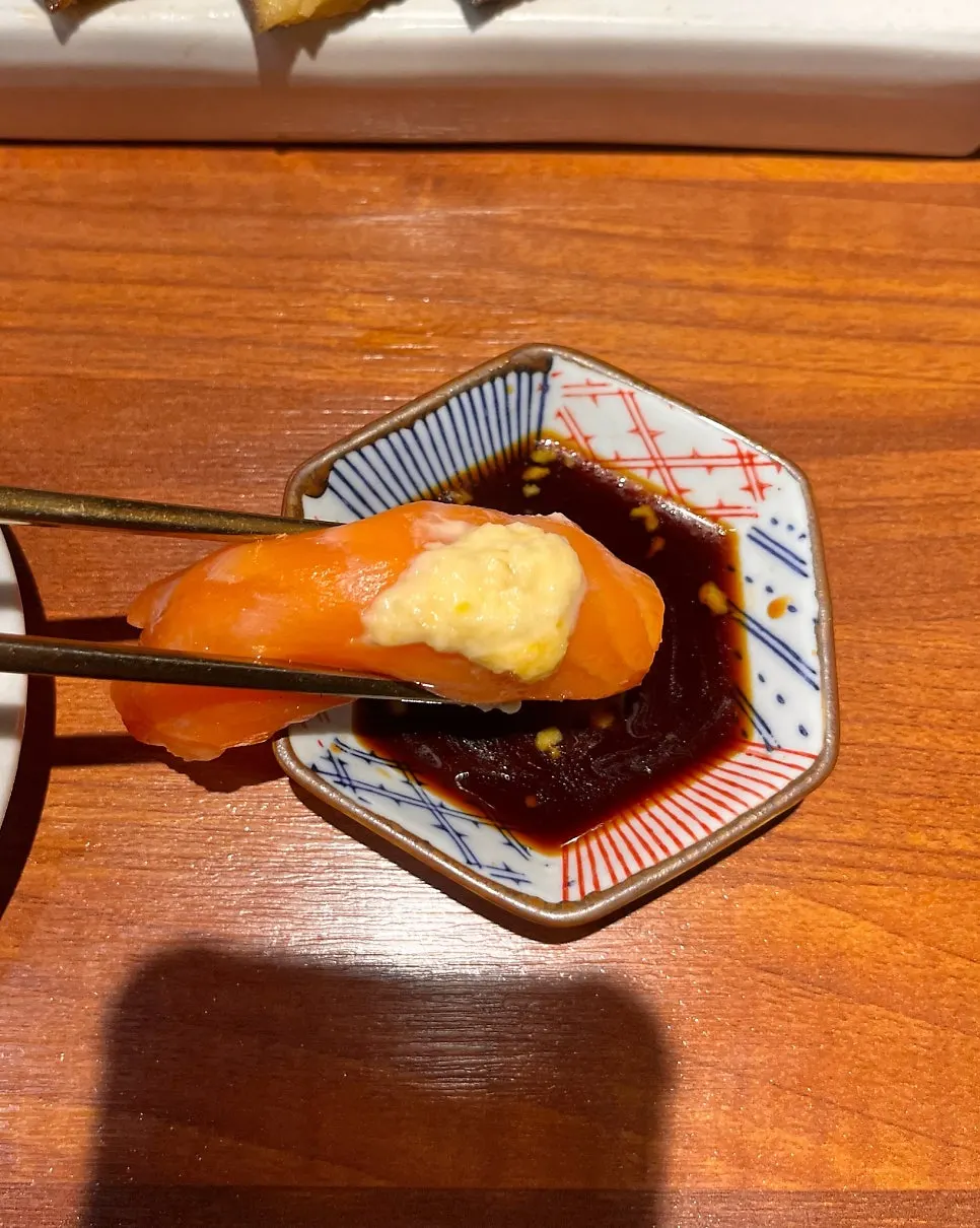 Thick-cut salmon sushi