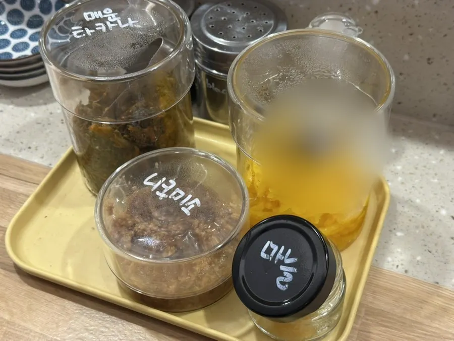 Sesame, pepper, and vinegar seasonings on the Shomendo table
