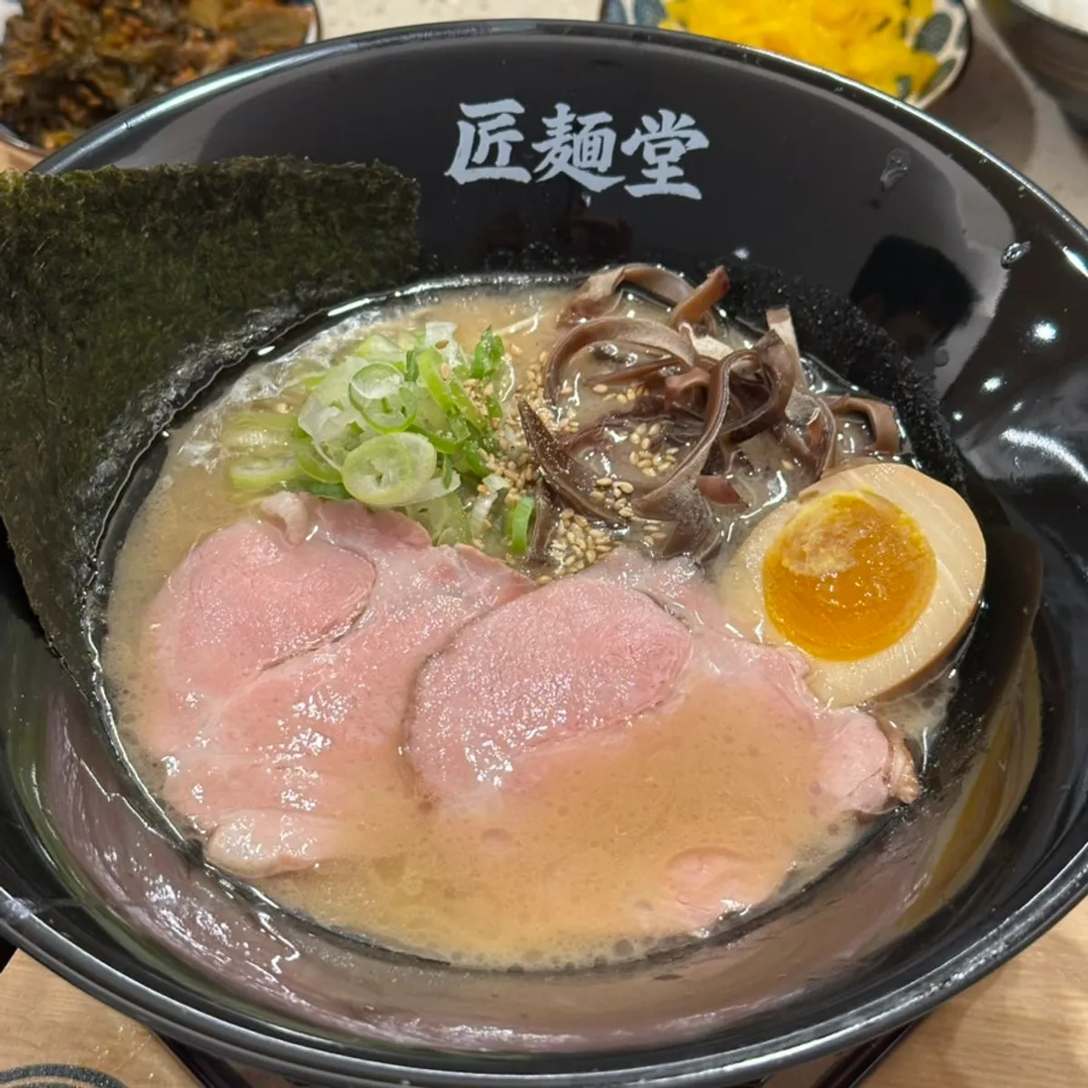 쇼멘도 하카타 라멘과 공기밥 상차림
