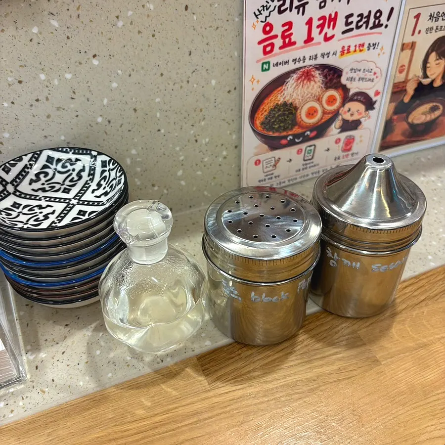 Small plate and various seasonings set at each seat