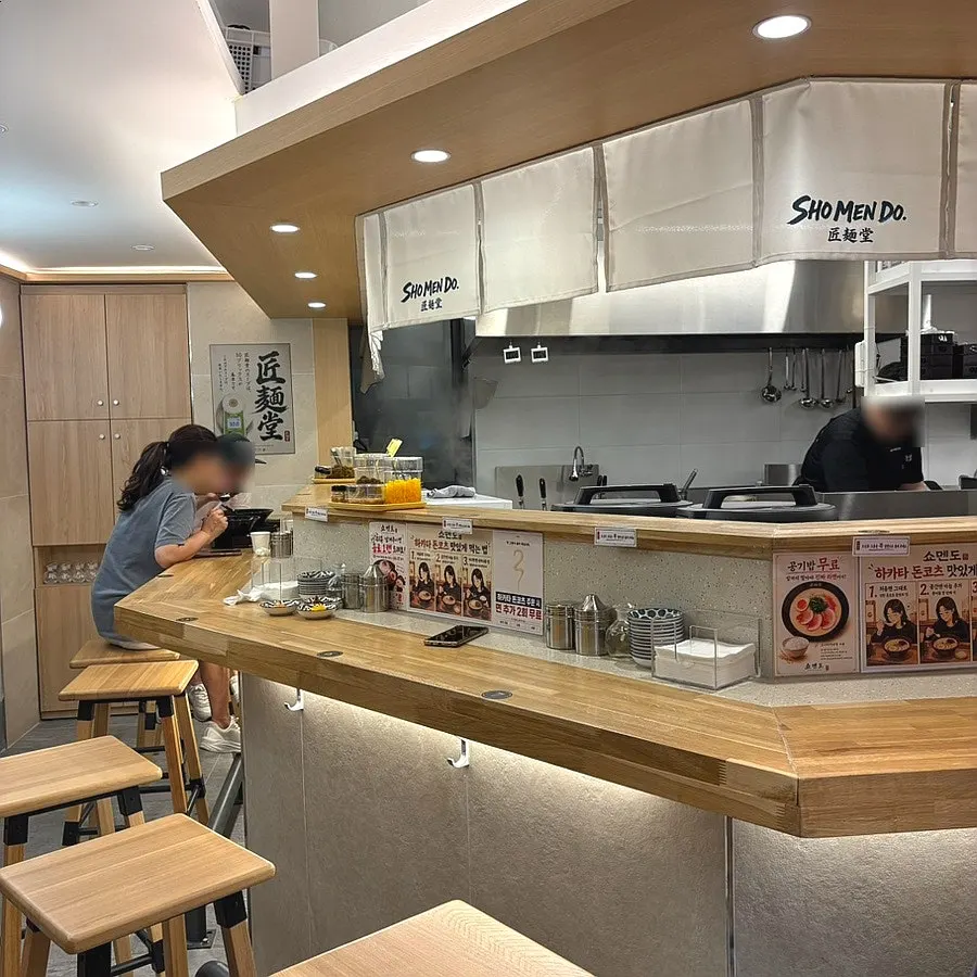 Counter seating arranged in a circle