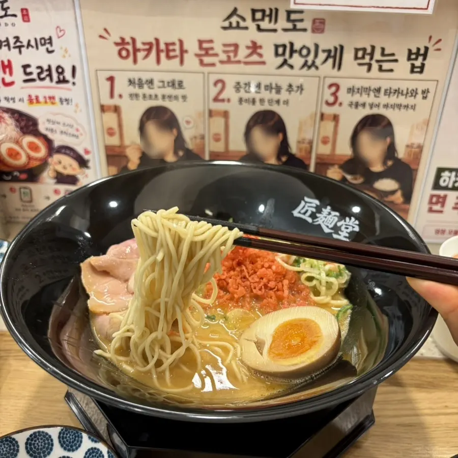 새우 돈코츠 라멘 위 바삭한 새우 토핑