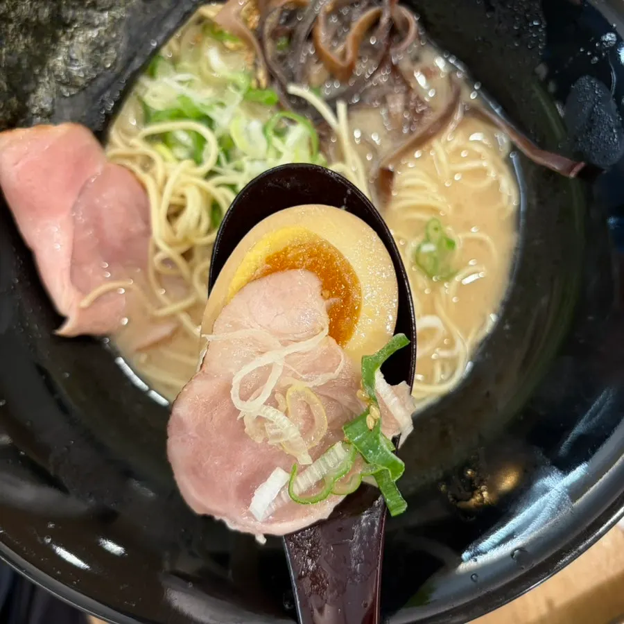 부드러운 차슈가 올라간 하카타 돈코츠 라멘