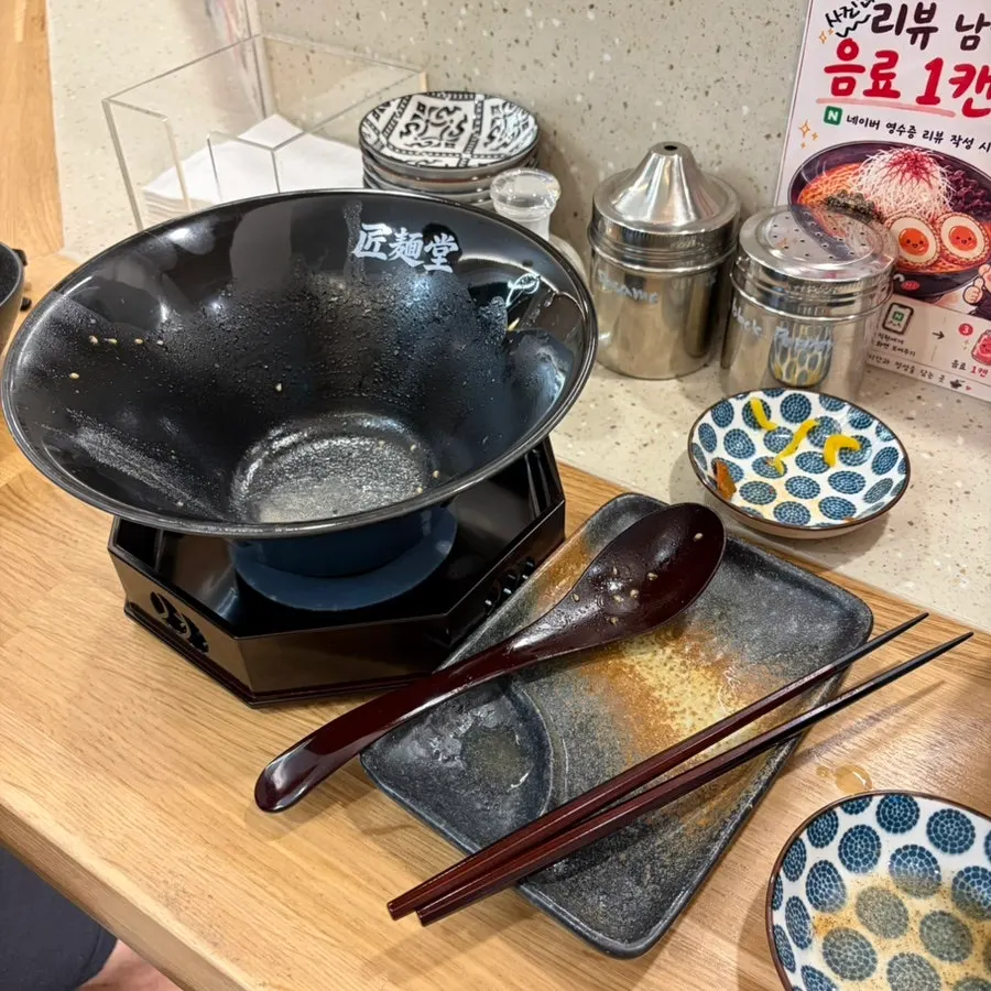 국물까지 비운 라멘 그릇