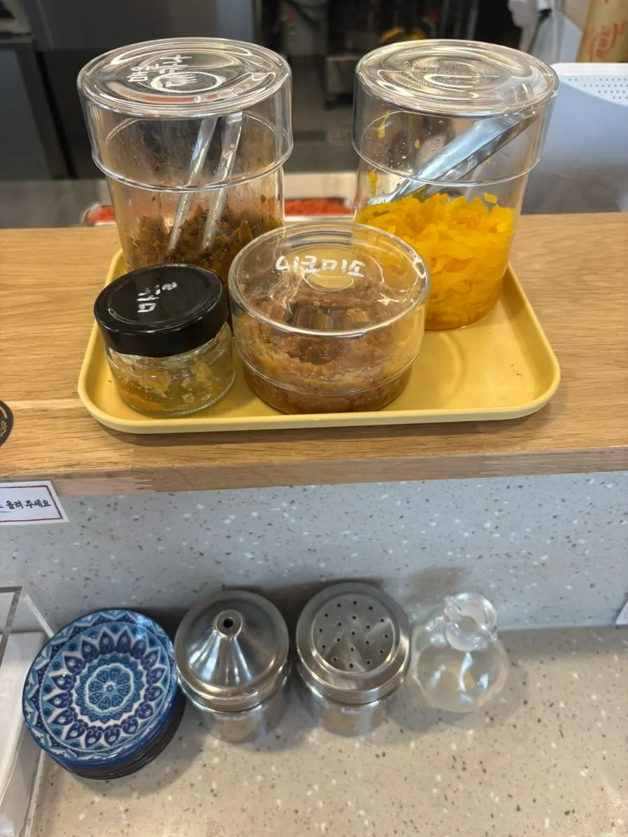 Basic side dishes prepared at the table